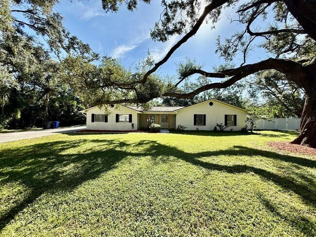 Primary Photo - 15611 Walden Ave