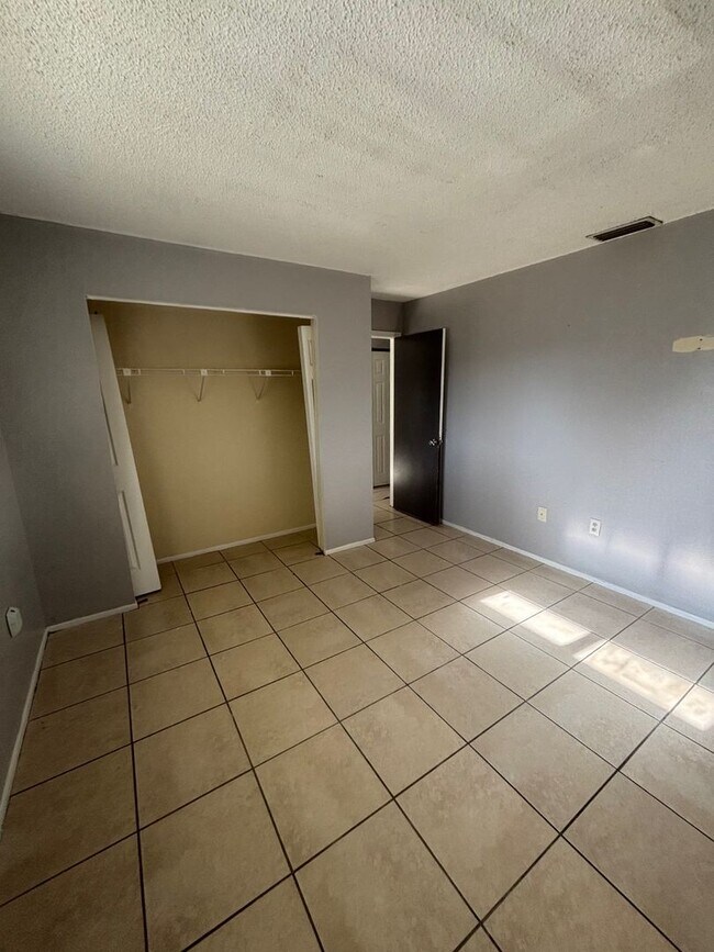 Building Photo - 929 33rd Ave W
