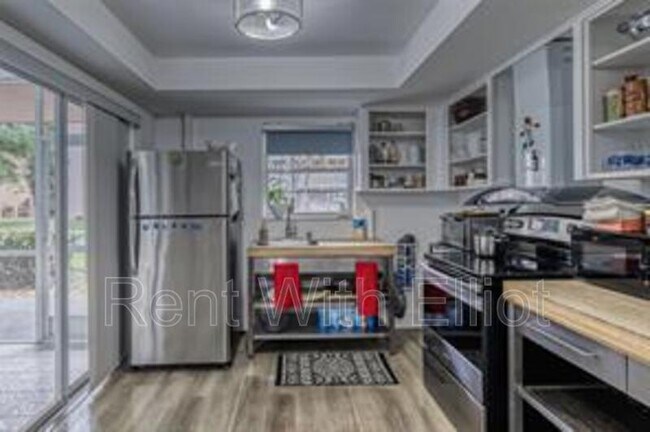 Building Photo - 200 NE 12th Ave