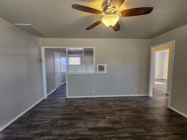Building Photo - Cute 2 bed 1 bath house with 1 car garage
