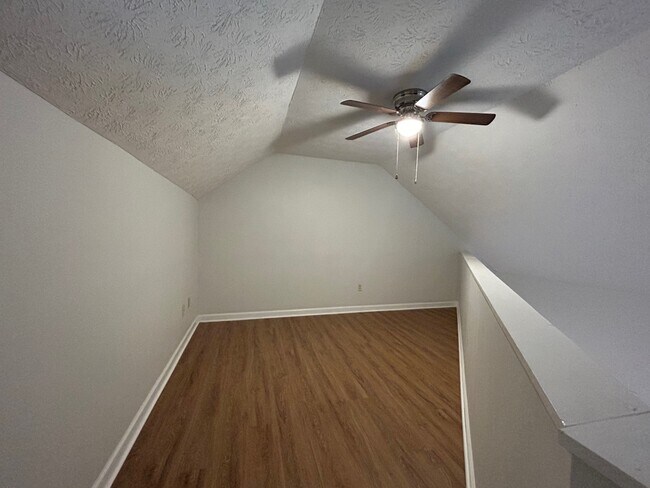 Building Photo - 1080 Lois Ln