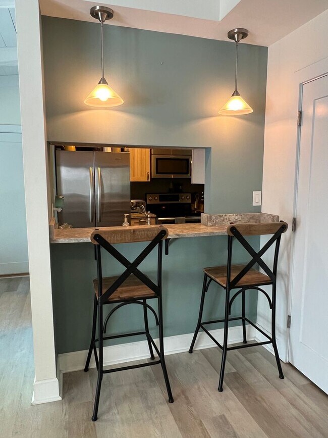 Building Photo - Updated Old Woodlands Plantation Home with Fenced Yard