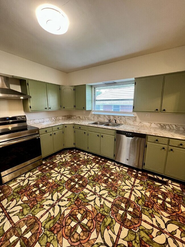 Building Photo - Charming 3-Bed, 2-Bath Spacious Home in Ch...