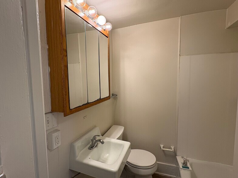 Building Photo - 228 E Bloomington St