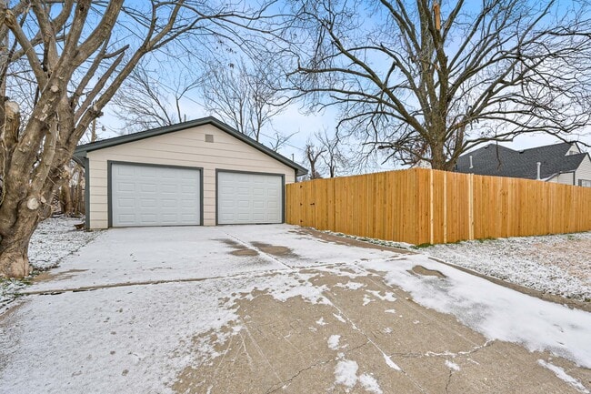 Building Photo - 2445 SW Binkley St