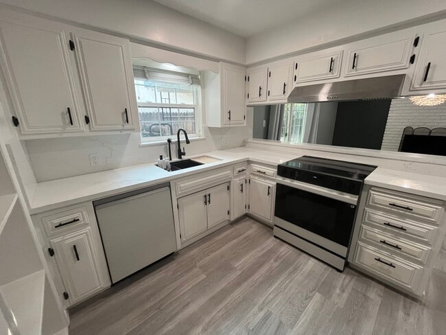 Building Photo - 5708 Cochran Dr