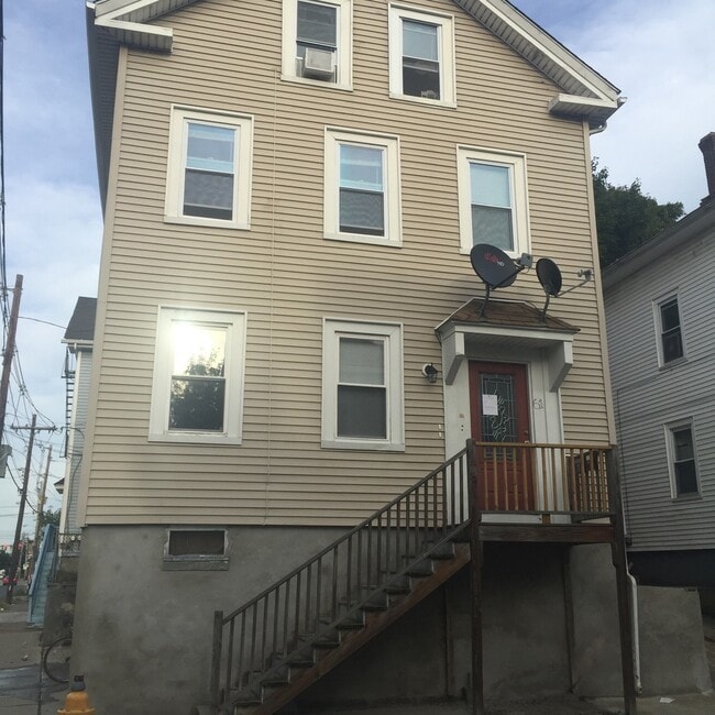Building Photo - Providence/Smith Hill – Two bed First Floo...