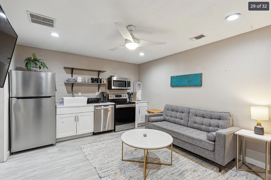 Building Photo - 318 S Montreal Ave