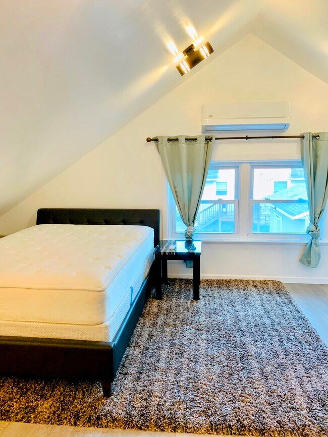 Building Photo - 5830 Holmes St