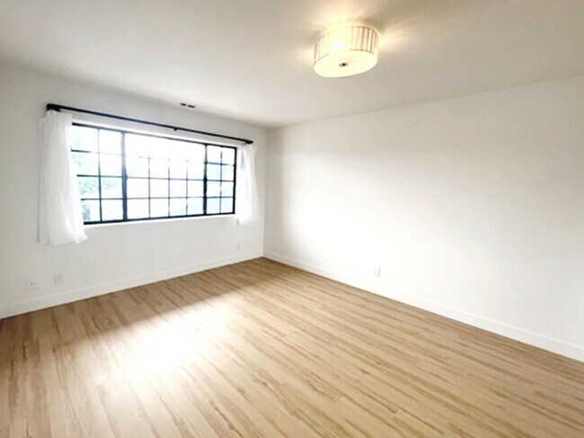 Building Photo - 4 bed 2.5 Plus bonus room in Redondo Beach.