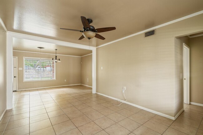 Building Photo - 214 W Strickland St