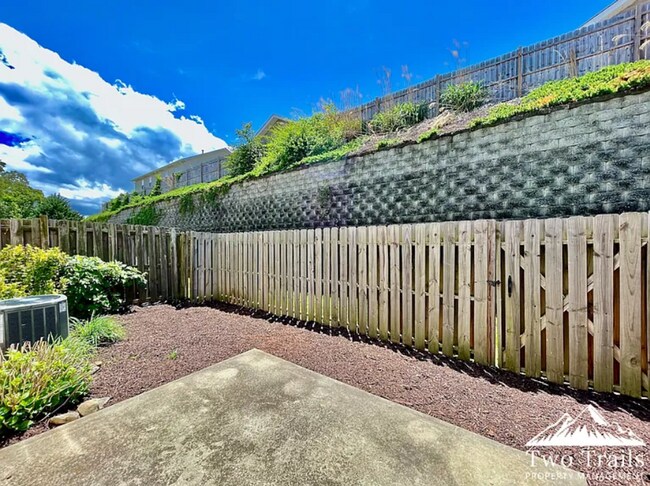 Building Photo - 3 BED/2.5 BATH TOWNHOME IN ARDEN