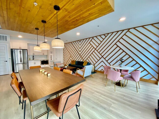 Building Photo - Stylish 3 Bedrooms 2 Bathrooms with Top-Tier Amenities Condo in East Austin!!!