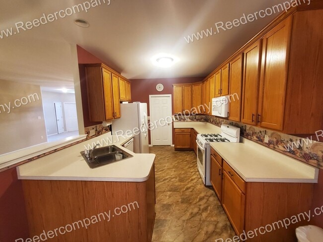 Building Photo - Spacious 2 bed 1.75 bath with 2 car attatc...