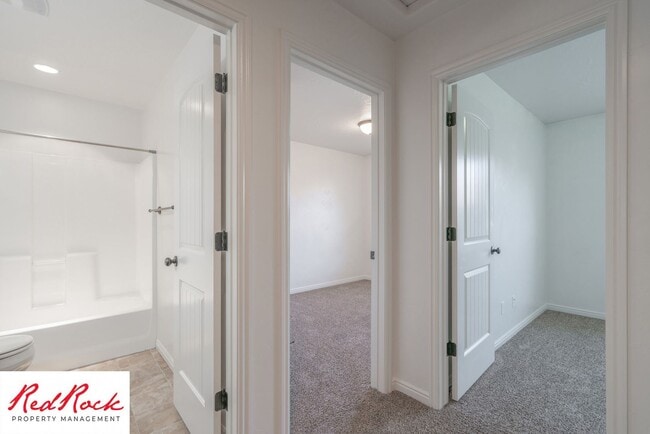 Building Photo - 3 Bedroom Townhome In Southgate Community