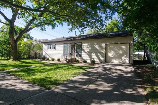 Building Photo - 2420 N Circle Dr