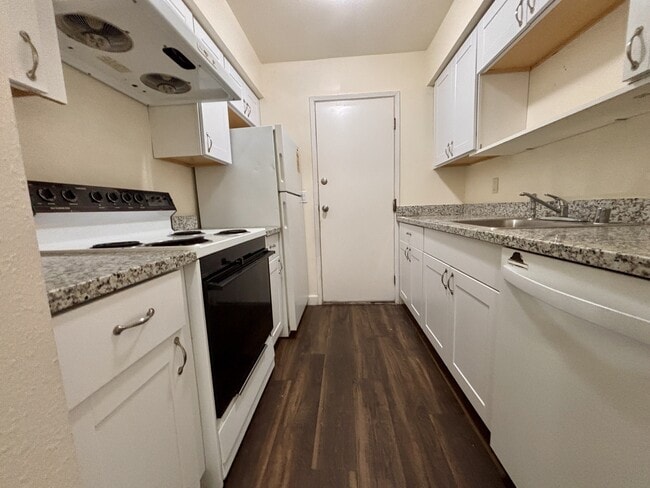 Building Photo - 1055 Mohr Ln