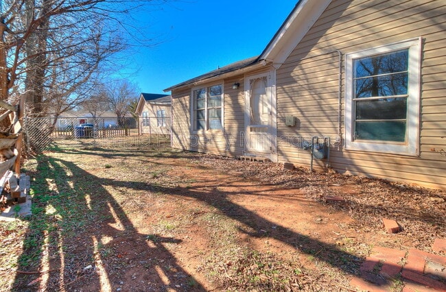 Building Photo - 620 W Acres St