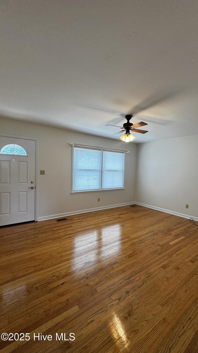 Building Photo - 204 Diane Dr