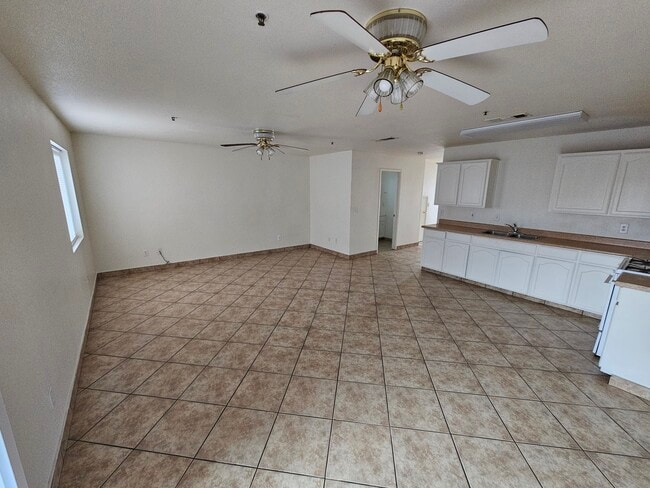 Building Photo - 744 S Roche St