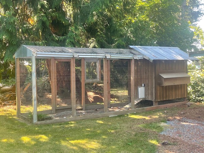 Building Photo - Charming Cottage with Private Beach Rights!