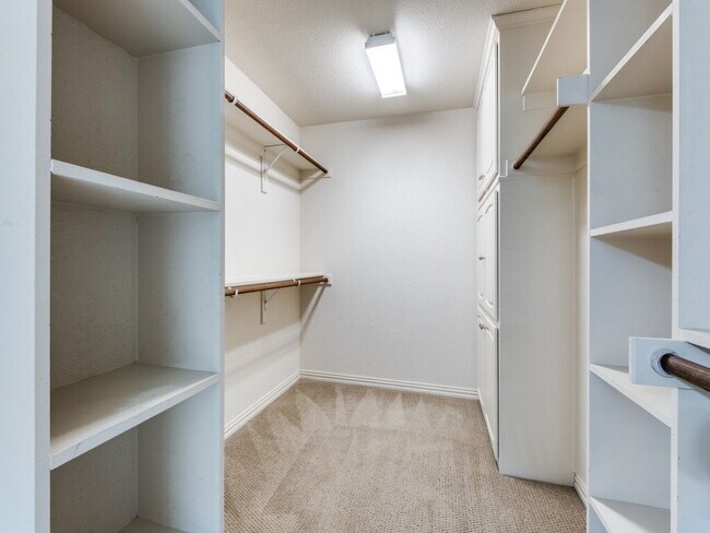 Building Photo - 3 bedroom 3 bath Duplex