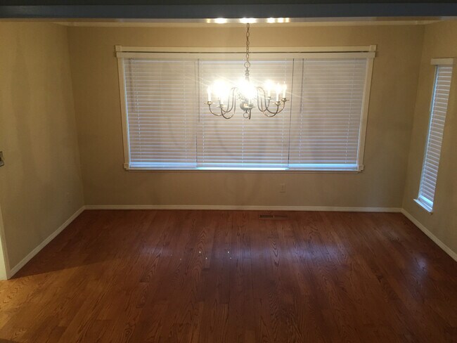 Building Photo - 110 Rock Ravine Ct