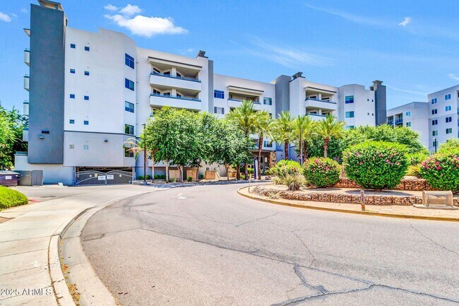 Building Photo - 945 E Playa Del Norte Dr
