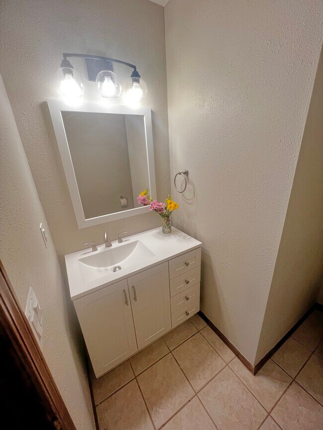 Master half bath - 505 5th St