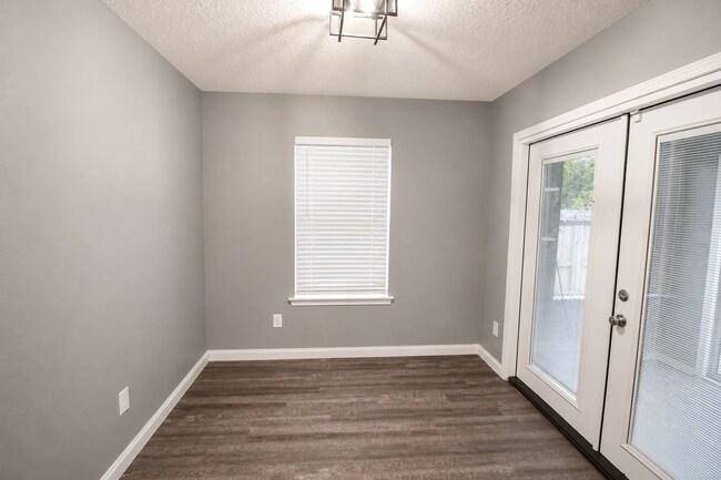 Building Photo - Updated 3BR/2BA Solar Home with No Carpet, Granite Countertops, Stainless Appliances & Spacious B...