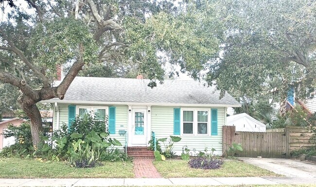 Primary Photo - 410 N Oleander Ave