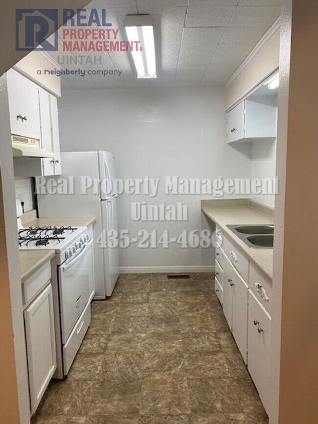 Building Photo - Cute 3 Bedroom 1 Bathroom Apartment $400 O...