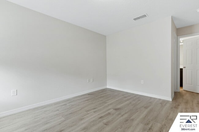 Building Photo - LIKE NEW 3/2/1 TOWNHOUSE IN DESIRABLE SEMINOLE WOODS