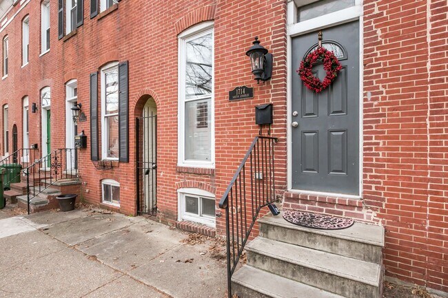 Building Photo - Amazing 3 bed 2 bath with a roof top deck ...