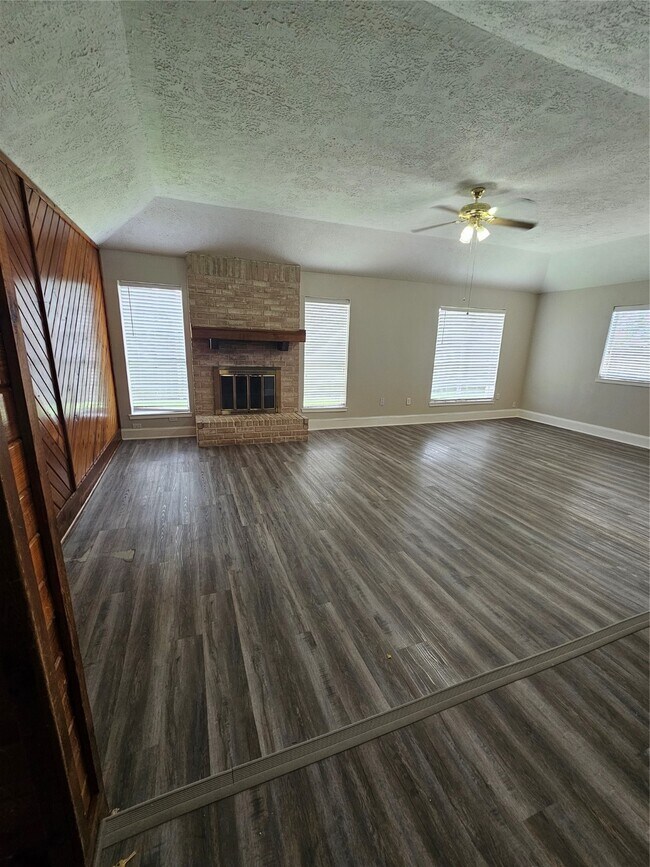 Building Photo - 2312 Meadow Green Dr
