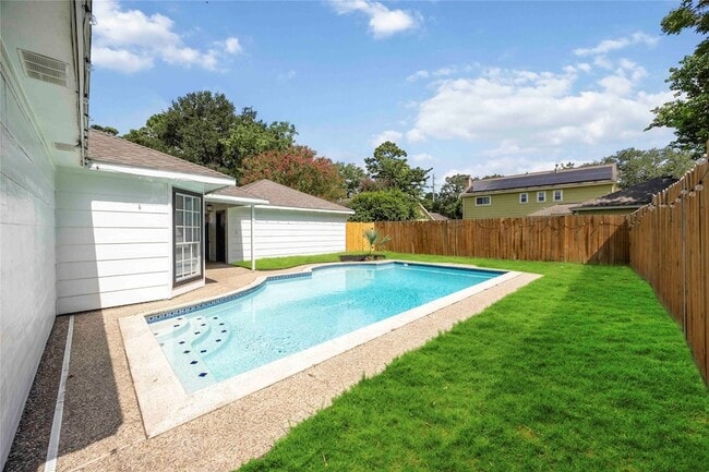 Building Photo - 5511 Green Timbers Dr