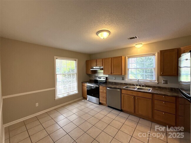 Building Photo - 906 McLaughlin Dr