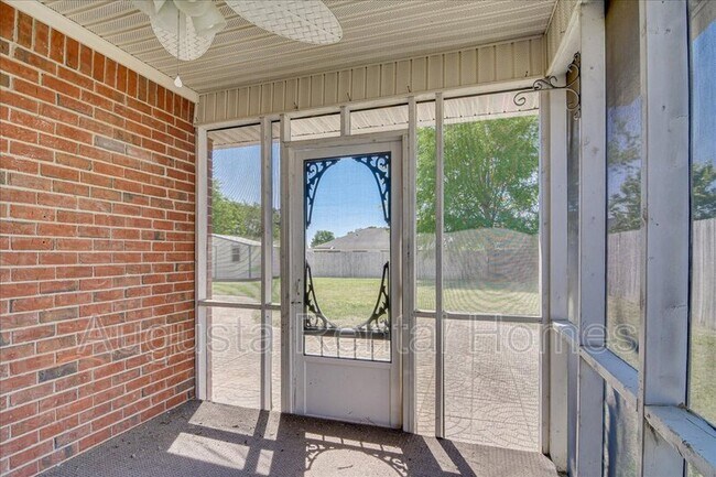 Building Photo - 207 Taylor Cir