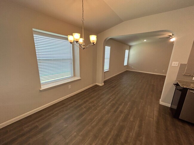 Building Photo - 3/2/2 in Avery Park / Fridge Included  / W...