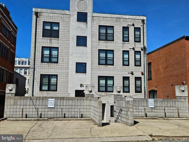 Building Photo - 327 8th St NE