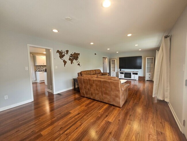 Building Photo - 400 Spring Lea Dr