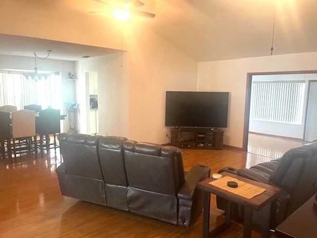 Building Photo - Furnished 2 bedroom, 2 bath townhome