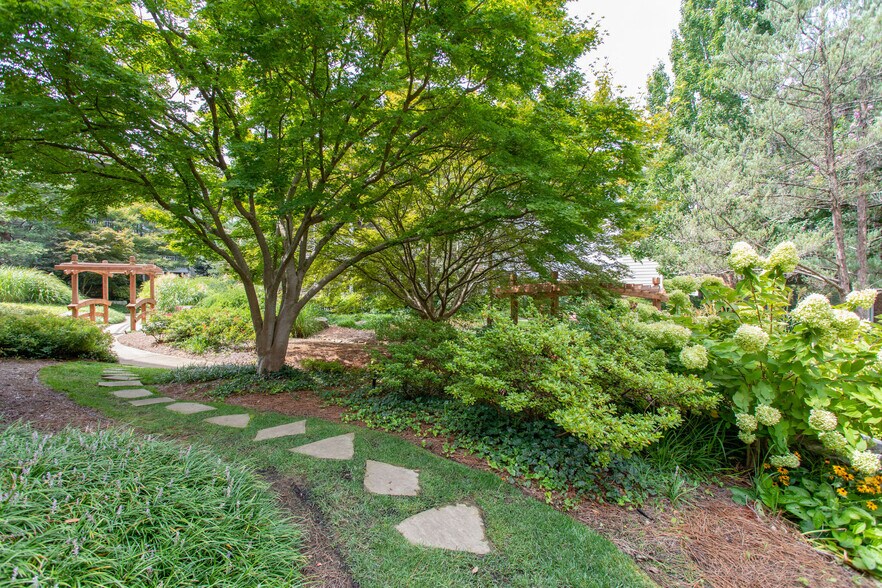 Lush Courtyard - 2025 Woodmont Blvd
