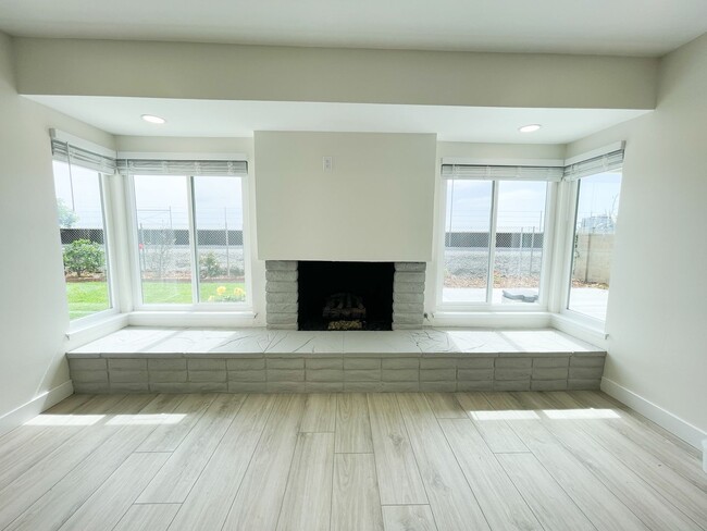 Building Photo - 3 bedroom 2 bath home in desired neighborhood