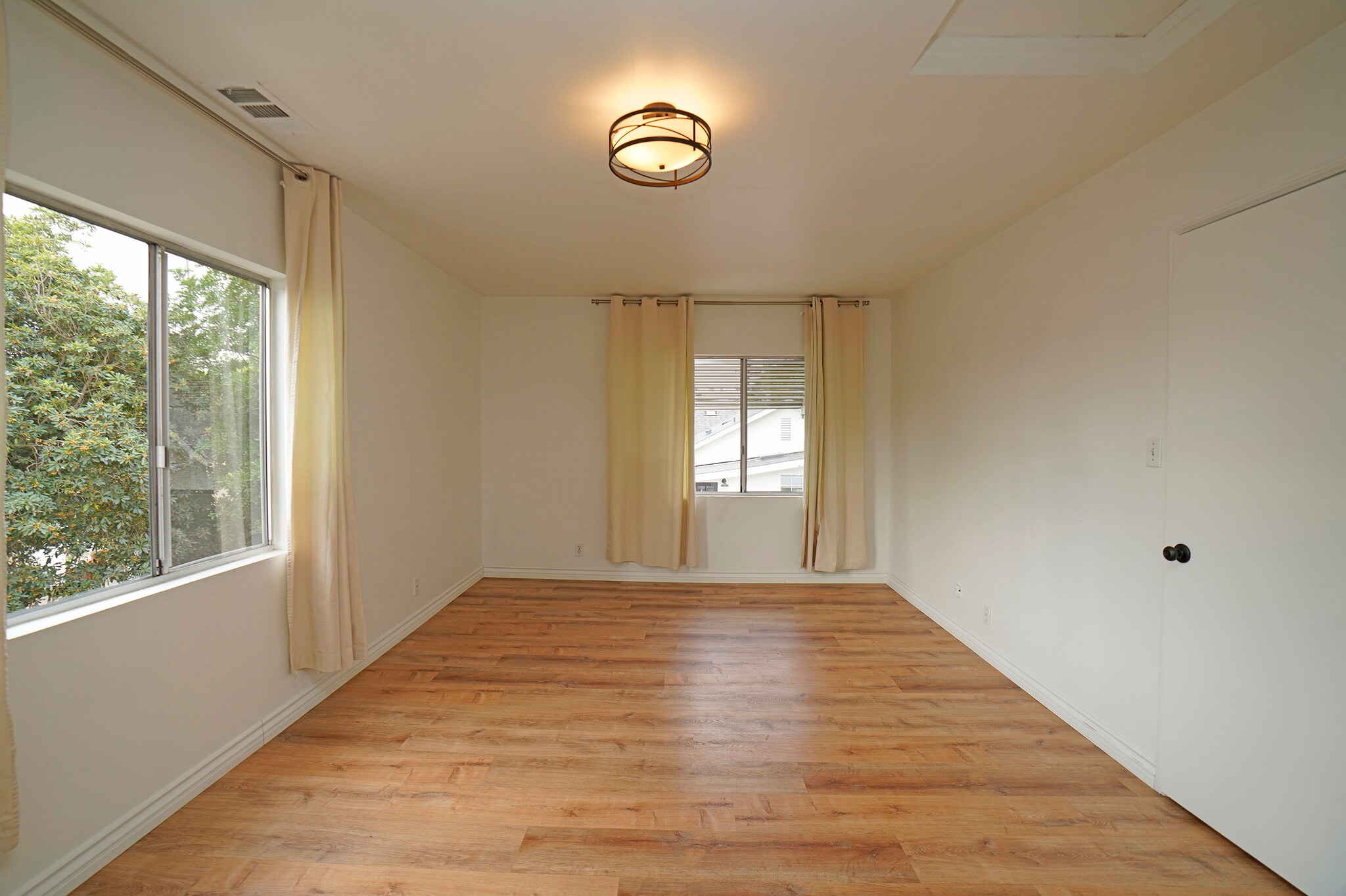 large bedroom - 528 N Michigan Ave