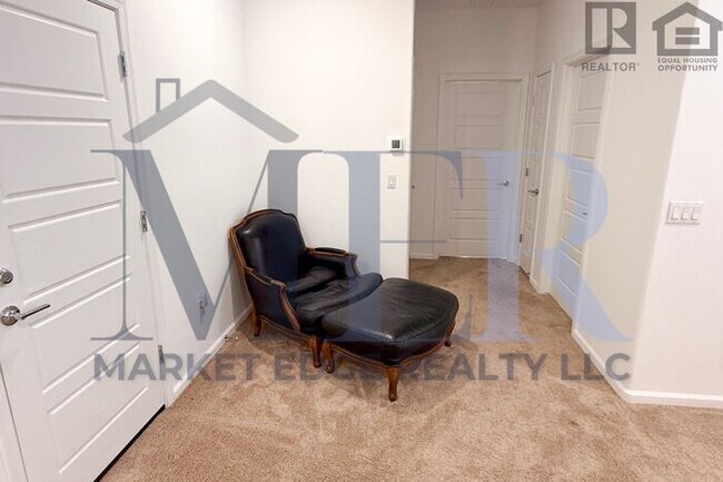 Building Photo - 4Bed/4Bath House w/2 Car Gar in Tucson! $1...