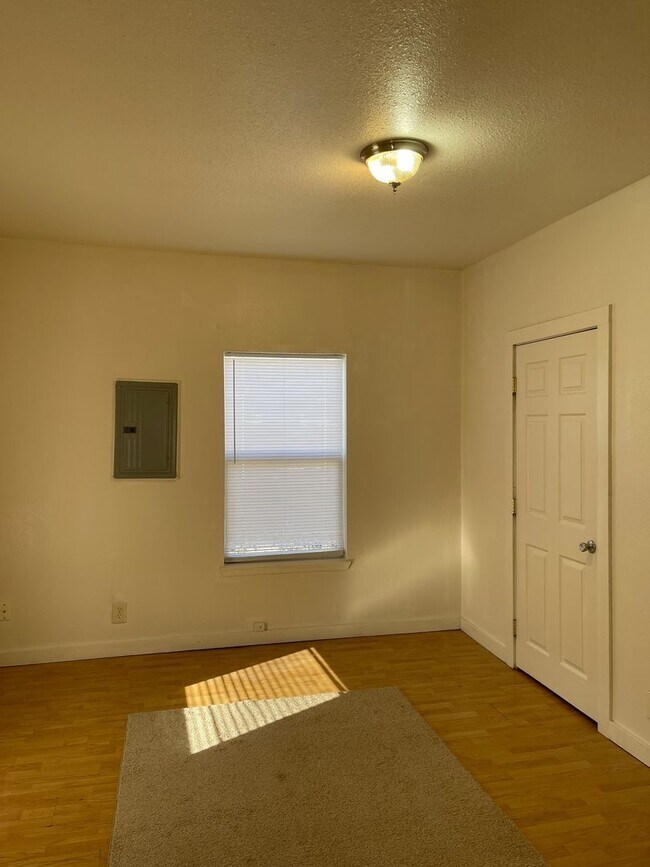 Building Photo - Adorable 3 Bedroom Home