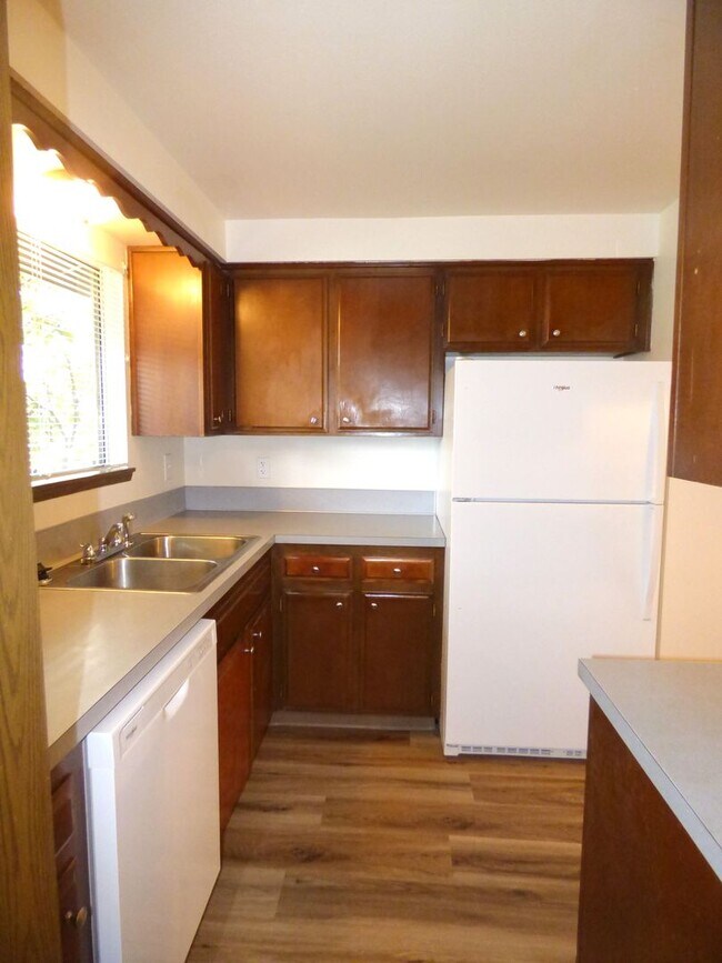 Building Photo - Rent Special: FREE May's Rent!!