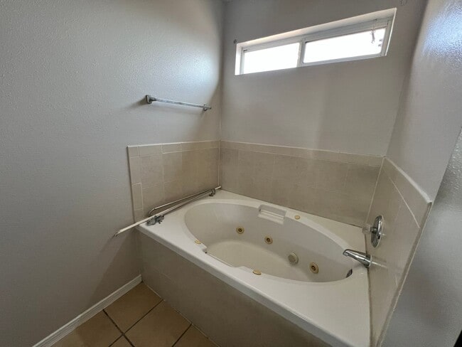 Building Photo - PRICED TO RENT QUICKLY !!