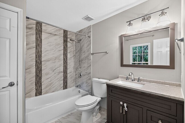 Building Photo - Well maintained, Bright & Spacious 3 BR/3.5 BA Townhome w/ Parking & Private patio - Pets Welcome!